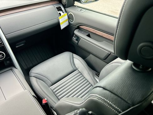 New 2025 Land Rover Discovery Dynamic SE image 14