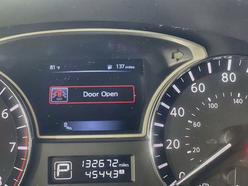 Used 2015 Nissan Pathfinder SL w/ SL Tech Package FWD image 13