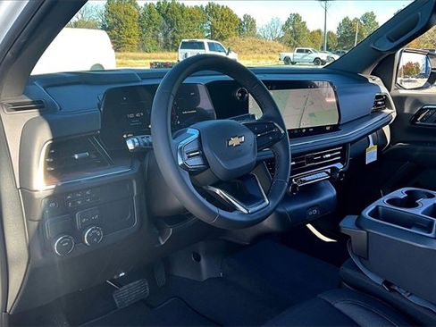 New 2026 Chevrolet Suburban LS image 6