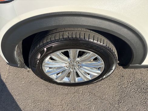 Used 2021 Ford Explorer King Ranch w/ Premium Technology Package image 8