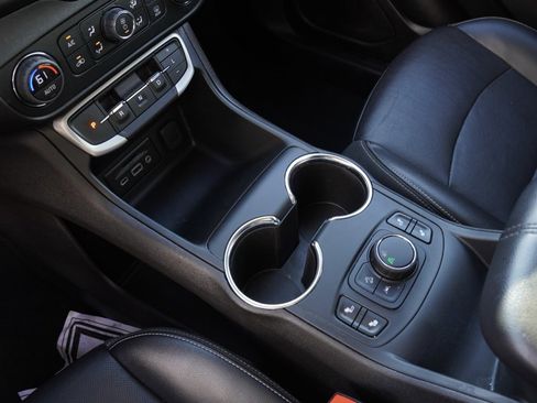 Used 2024 GMC Terrain SLT image 17