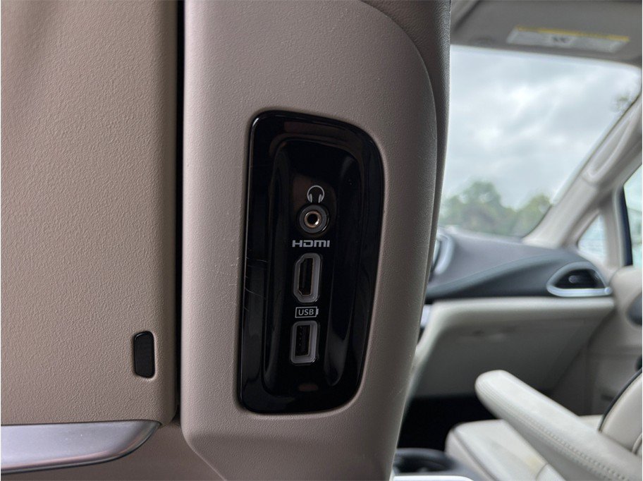 Used 2018 Chrysler Pacifica Limited FWD image 38