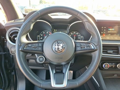 Used 2022 Alfa Romeo Stelvio Ti image 21