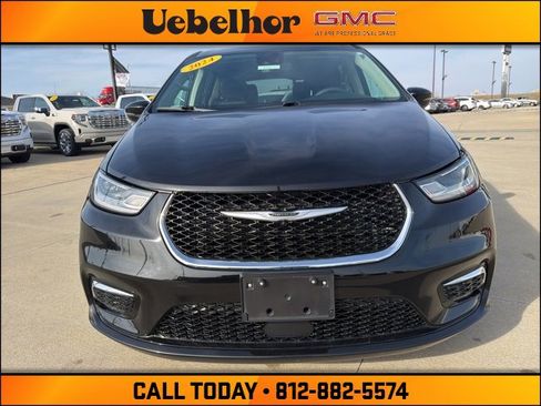 Used 2024 Chrysler Pacifica Touring-L image 11