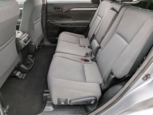 Used 2016 Toyota Highlander LE image 19