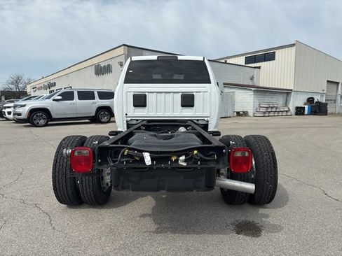 Used 2024 RAM 5500 Tradesman w/ Chrome Appearance Group AWD/4WD image 9
