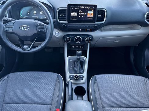 Used 2025 Hyundai Venue Limited image 13