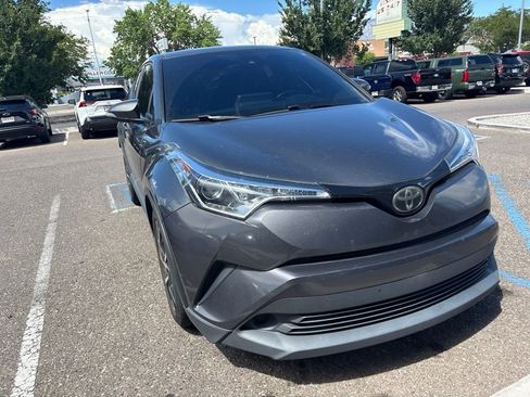 Used 2019 Toyota C-HR XLE FWD image 3