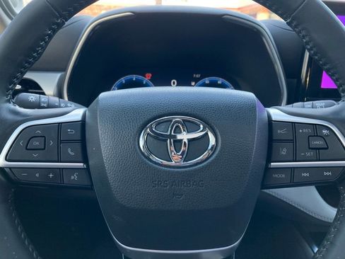 Used 2023 Toyota Highlander Platinum image 16