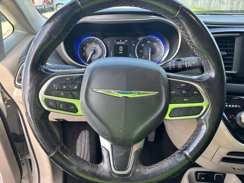 Used 2020 Chrysler Pacifica Touring-L FWD image 13