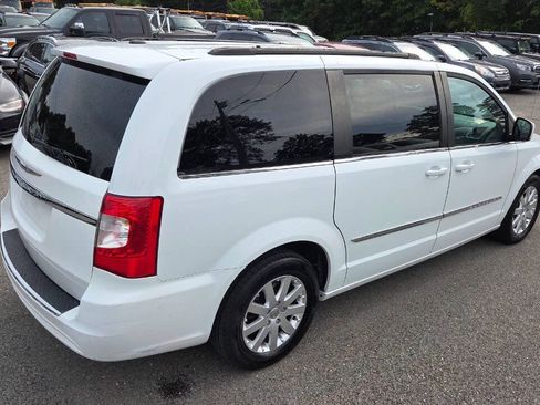 Used 2016 Chrysler Town & Country Touring FWD image 13