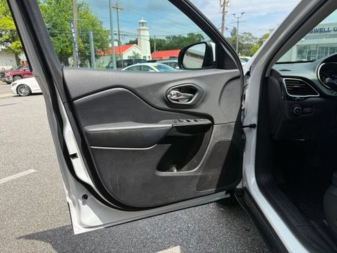 Used 2019 Jeep Cherokee Latitude Plus AWD/4WD image 34