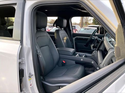New 2026 Land Rover Defender 130 X-Dynamic SE image 32