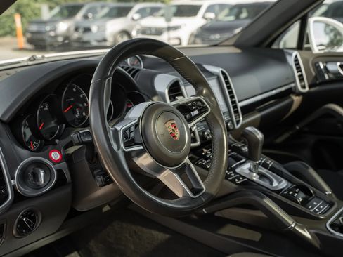 Used 2017 Porsche Cayenne AWD/4WD image 18