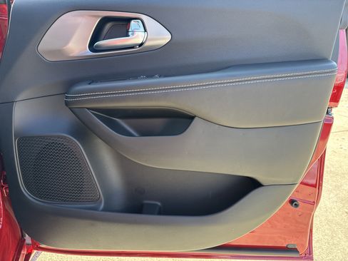 New 2026 Chrysler Pacifica Select image 14