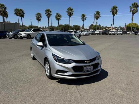 Used 2018 Chevrolet Cruze LT w/ LT Fleet Convenience Package FWD image 3