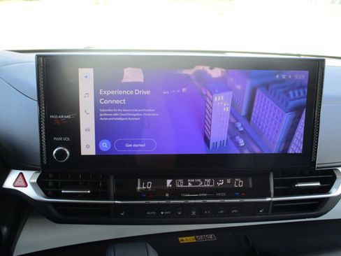 Used 2026 Toyota Sienna XLE FWD image 18