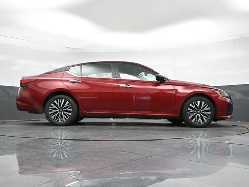 Used 2025 Nissan Altima 2.5 SV FWD image 42