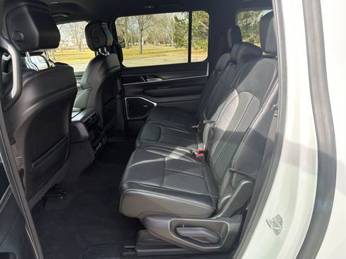 Used 2023 Jeep Wagoneer L Series II image 24