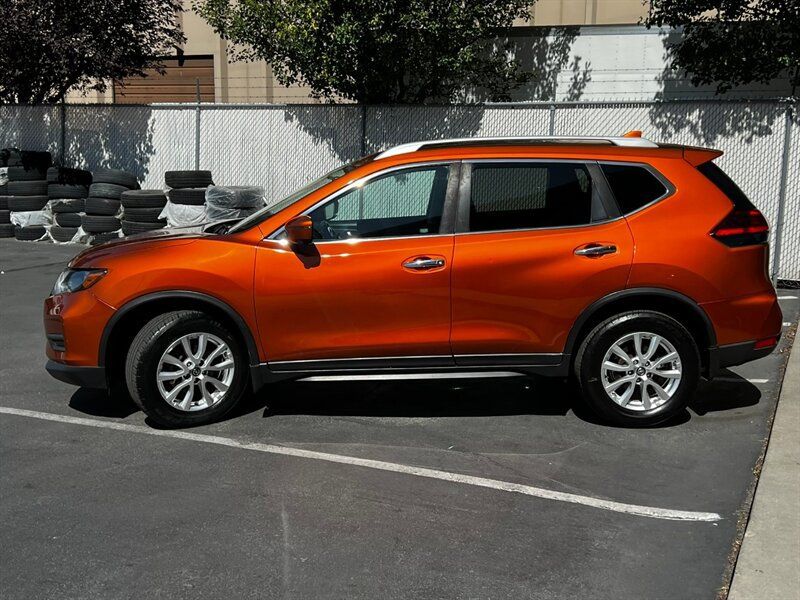 Used 2017 Nissan Rogue SV AWD/4WD image 4