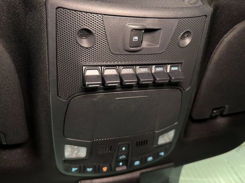 Used 2022 Ford F350 Platinum w/ FX4 Off-Road Package AWD/4WD image 28
