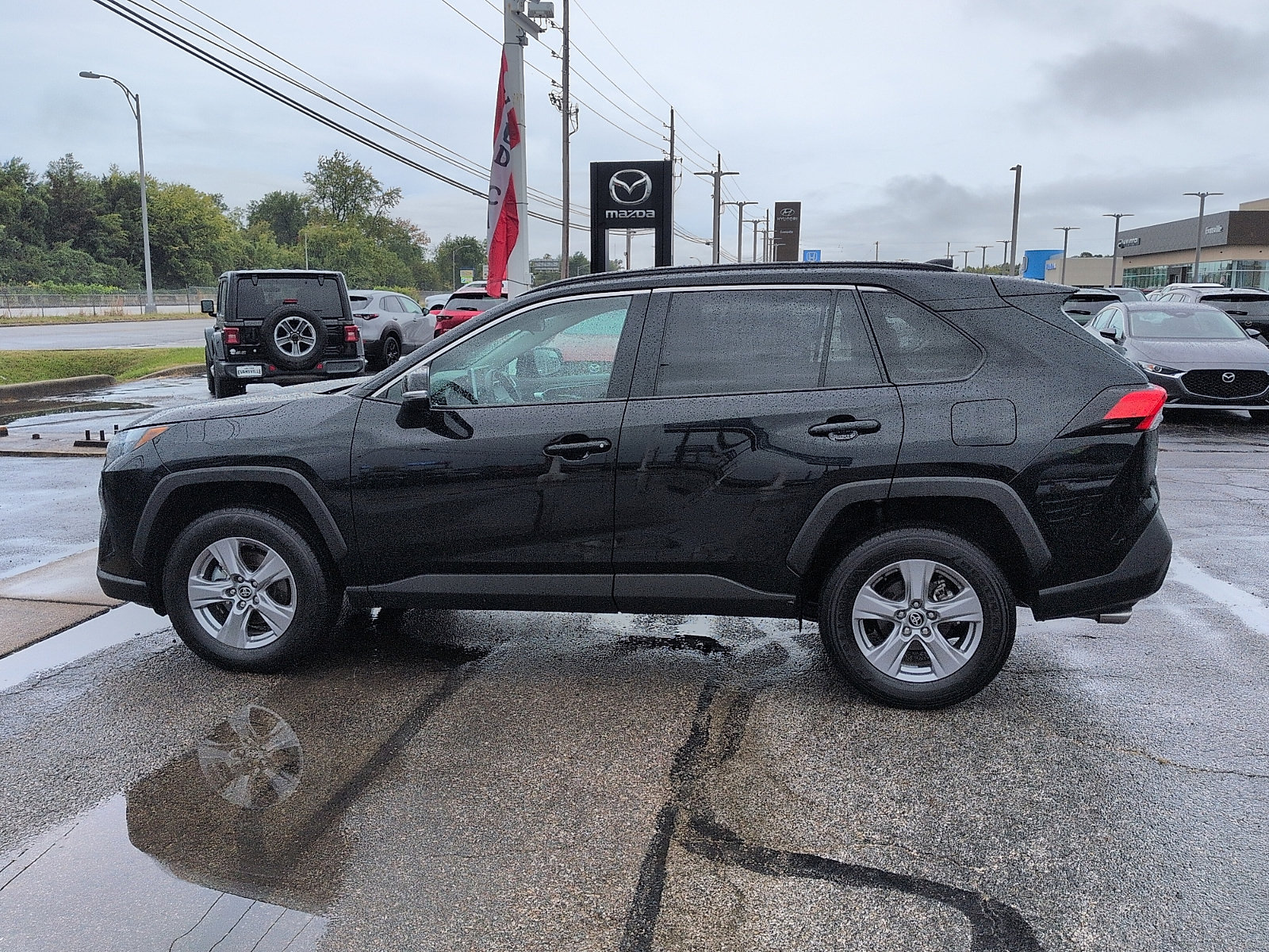 Used 2025 Toyota RAV4 XLE AWD/4WD image 4
