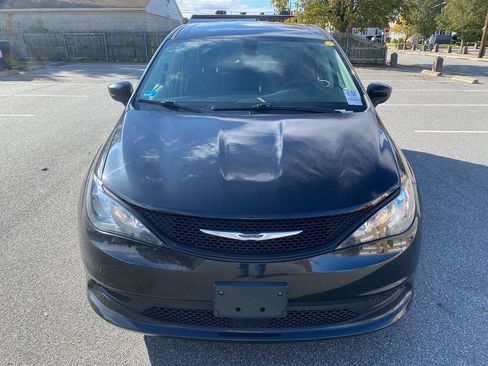 Used 2022 Chrysler Voyager LX image 3