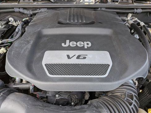 Used 2017 Jeep Wrangler Unlimited Sahara w/ Connectivity Group AWD/4WD image 23