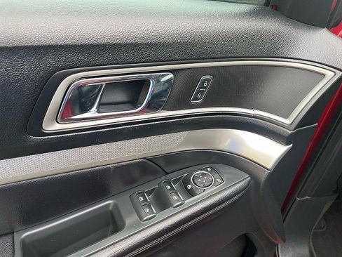 Used 2017 Ford Explorer XLT w/ Equipment Group 202A AWD/4WD image 20