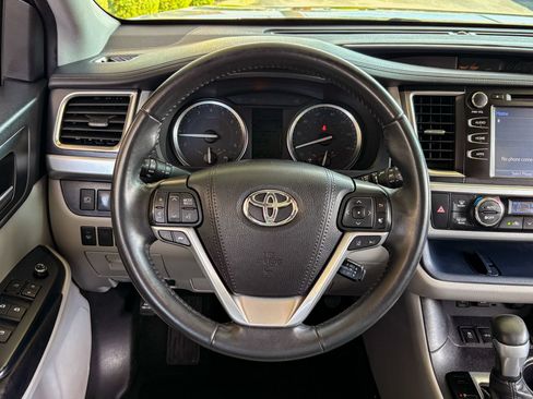 Used 2019 Toyota Highlander XLE FWD image 17