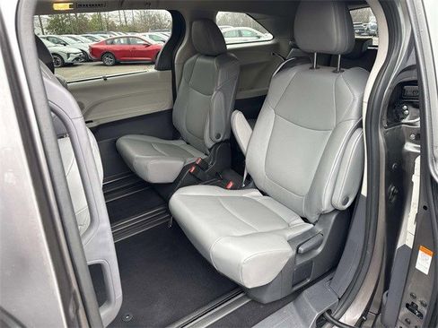 Used 2024 Toyota Sienna XLE image 17