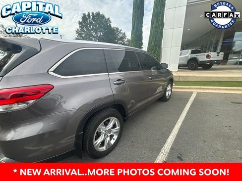 Used 2019 Toyota Highlander Limited AWD/4WD image 3