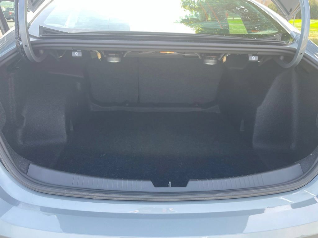 Used 2025 Chevrolet Malibu LT FWD image 18