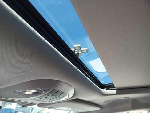 Certified 2024 Chrysler Pacifica Limited image 17