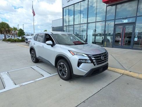 Used 2024 Nissan Rogue SV FWD image 2