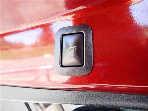 Used 2016 Toyota Highlander XLE w/ Four Season Floor Mat Package AWD/4WD image 9