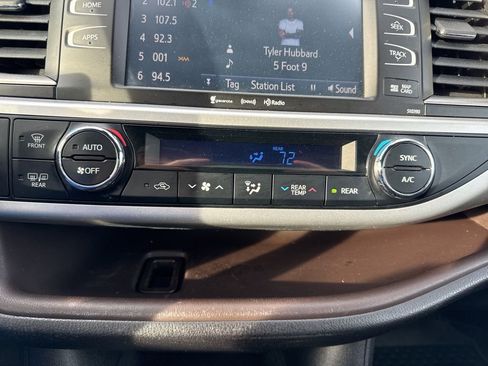 Used 2019 Toyota Highlander XLE image 21