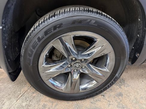 Used 2019 Toyota Highlander Limited Platinum image 16