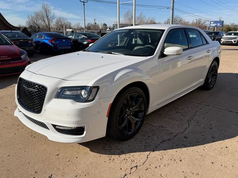 Used 2023 Chrysler 300 Touring L image 3