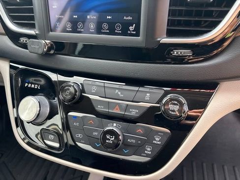 Used 2018 Chrysler Pacifica Touring-L FWD image 21
