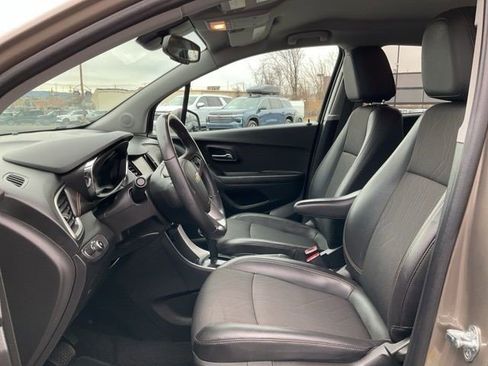 Certified 2022 Chevrolet Trax LT w/ LT Convenience Package image 10