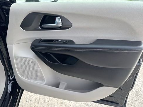 Used 2024 Chrysler Pacifica Touring-L FWD image 23