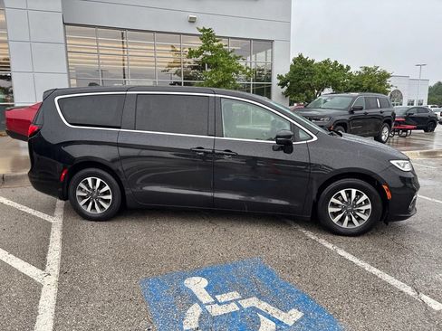Used 2023 Chrysler Pacifica Touring-L FWD image 31