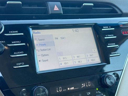 Used 2018 Toyota Camry XLE image 19