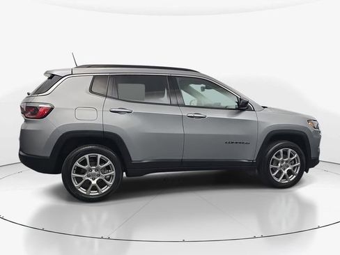 Used 2022 Jeep Compass Latitude AWD/4WD image 12