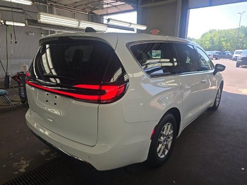 Used 2025 Chrysler Pacifica Select FWD image 4
