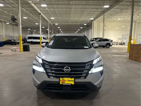 Used 2025 Nissan Rogue SV AWD/4WD image 2