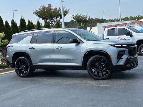 Used 2024 Chevrolet Traverse RS FWD image 3