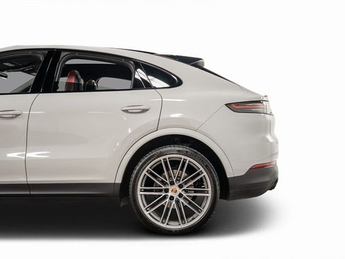 Used 2023 Porsche Cayenne Platinum Edition image 18