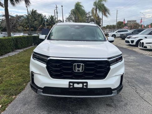 Used 2025 Honda Pilot Elite image 3